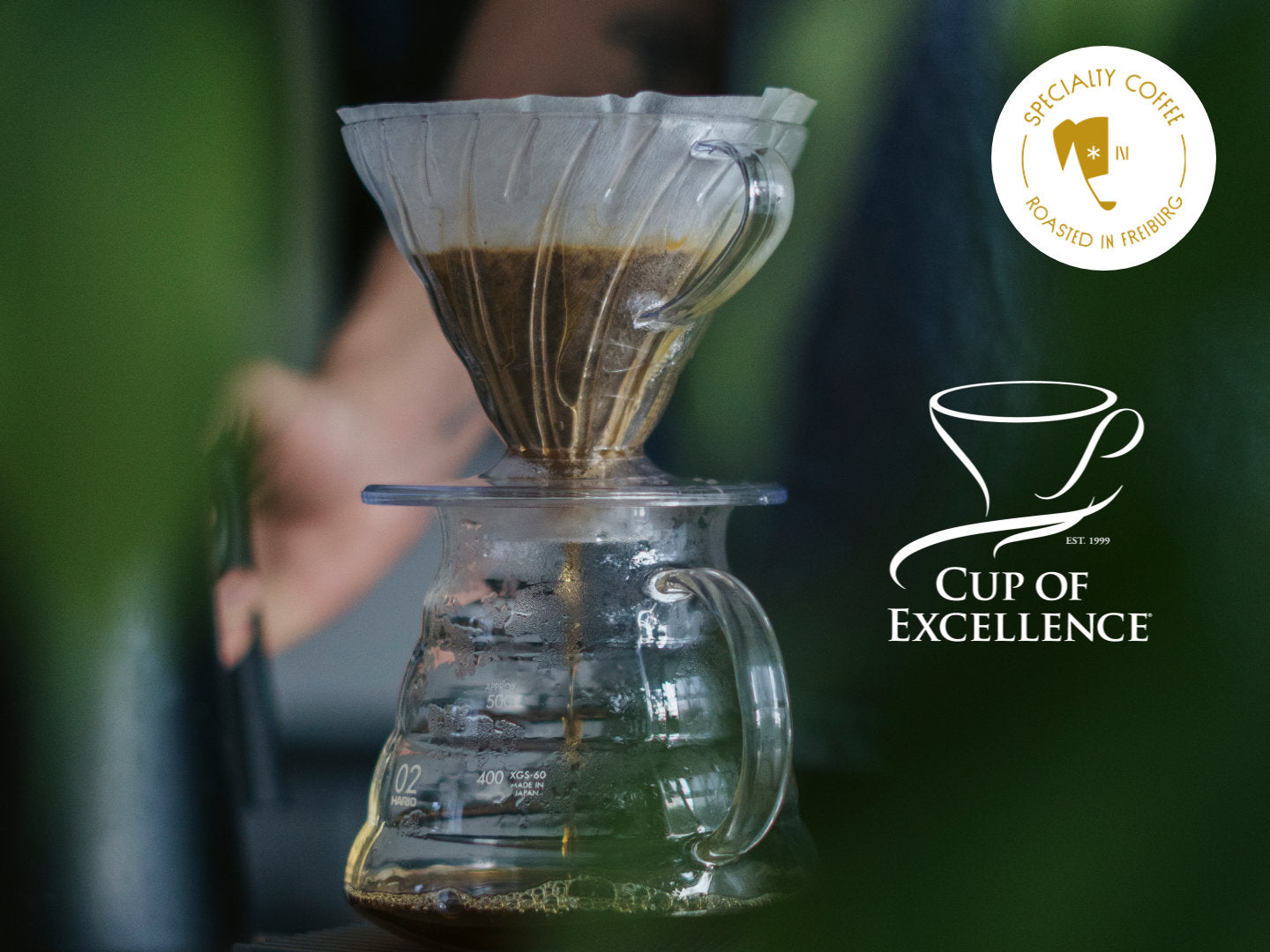 Blog Header Cup of Excellence mit Logo und Filterkaffeezubereitung.