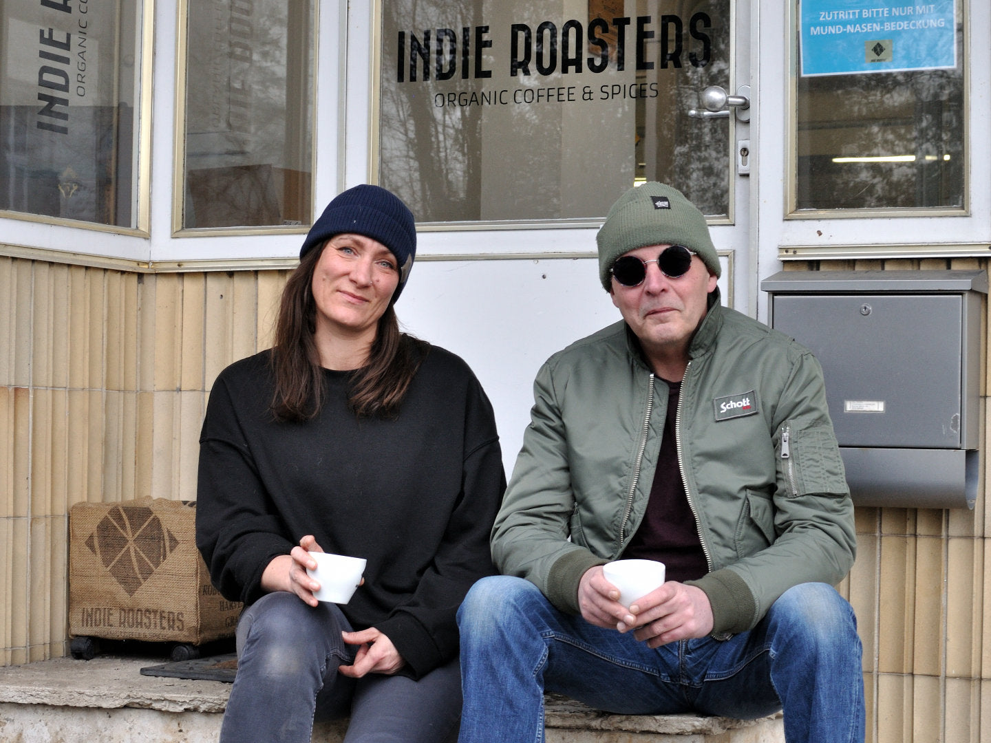 Anne Gerulat und Torsten Rosendahl vor den Türen ihrer Rösterei.