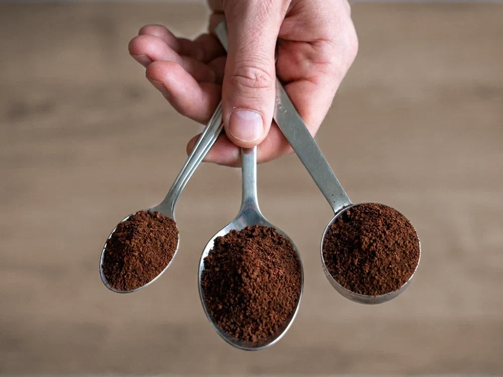 Teelöffel, Esslöffel, Kaffeelot mit Kaffee. Blogheader.