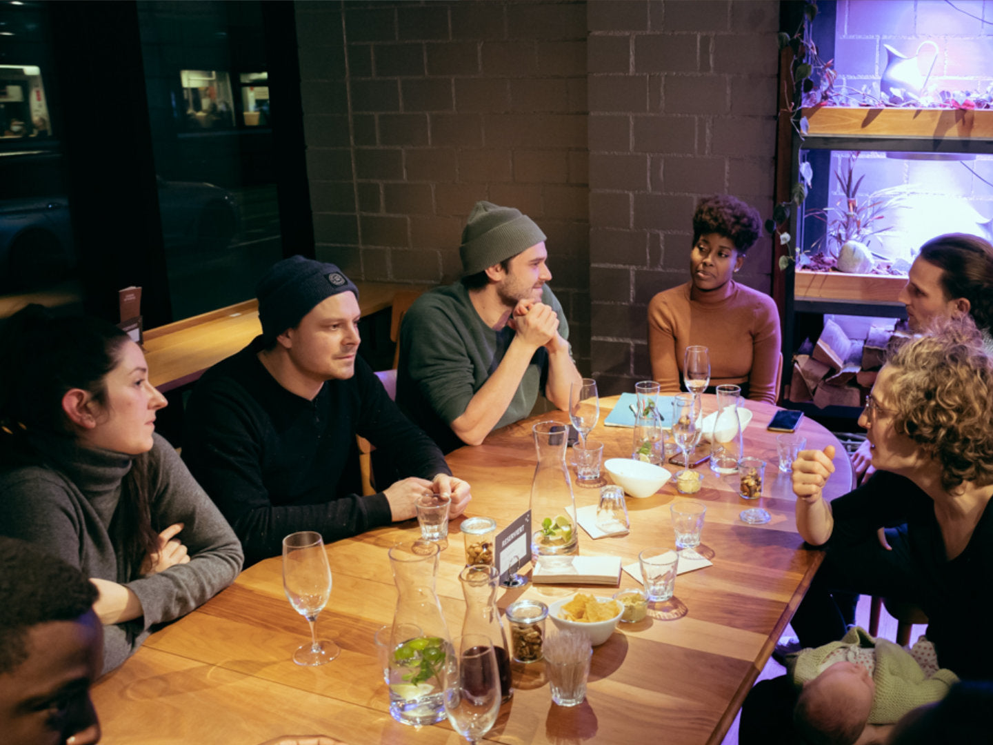 Titelbild zum Blogartikel über Vaniá und Somaho Specialty Coffee. Zu sehen sind Aurore, Philip, Mats und Vanía v.l.n.r.