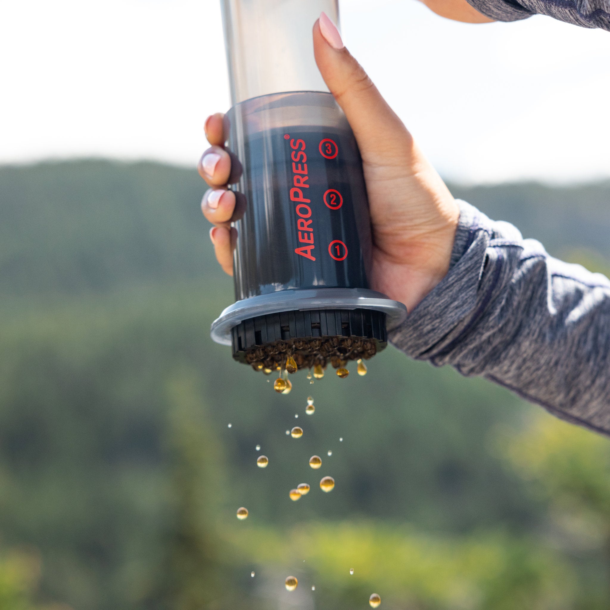 AeroPress Kaffeebereiter Edition 2023 aus Polypropylen mit roter Beschriftung im Einsatz.
