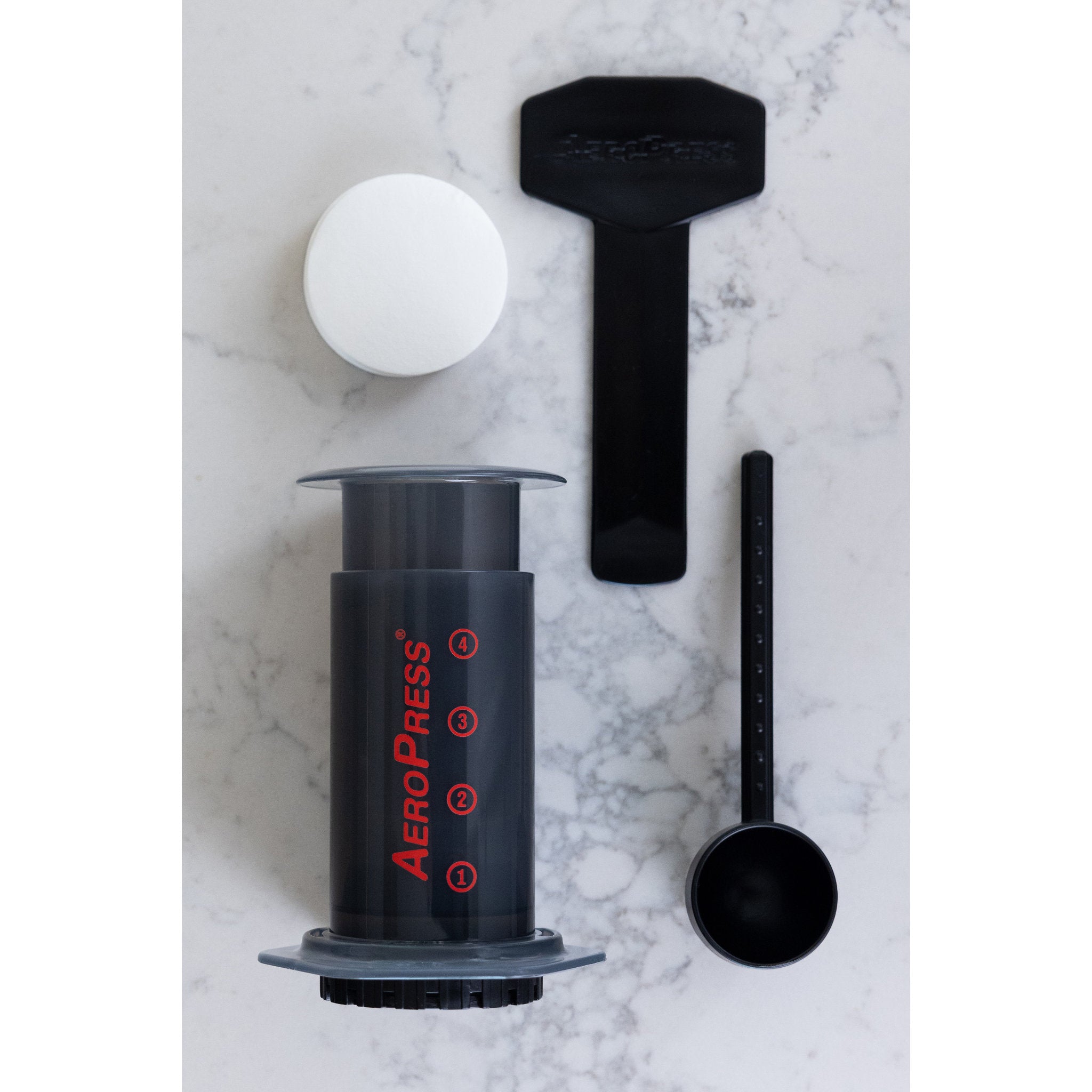 AeroPress Kaffeebereiter Edition 2023 aus Polypropylen Lieferumfang mit Dosierlöffel, Filtern und Umrührer.