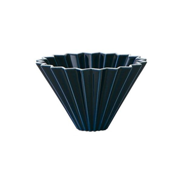 Origami Keramik Dripper in dunkelblau.