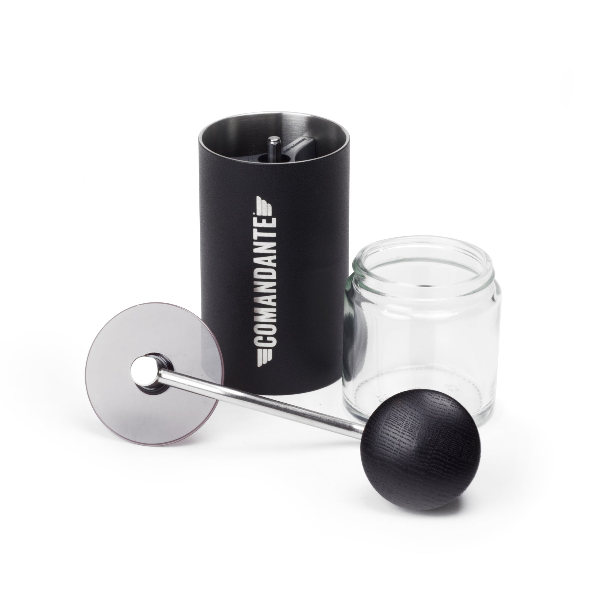 Hero Shot der Comandante C40 MK 3 Nitro Blade Kaffeemühle in schwarz mit silbernem Logo und transparentem Mahlgutbehälter aus Glas. Auseinandergebaut.
