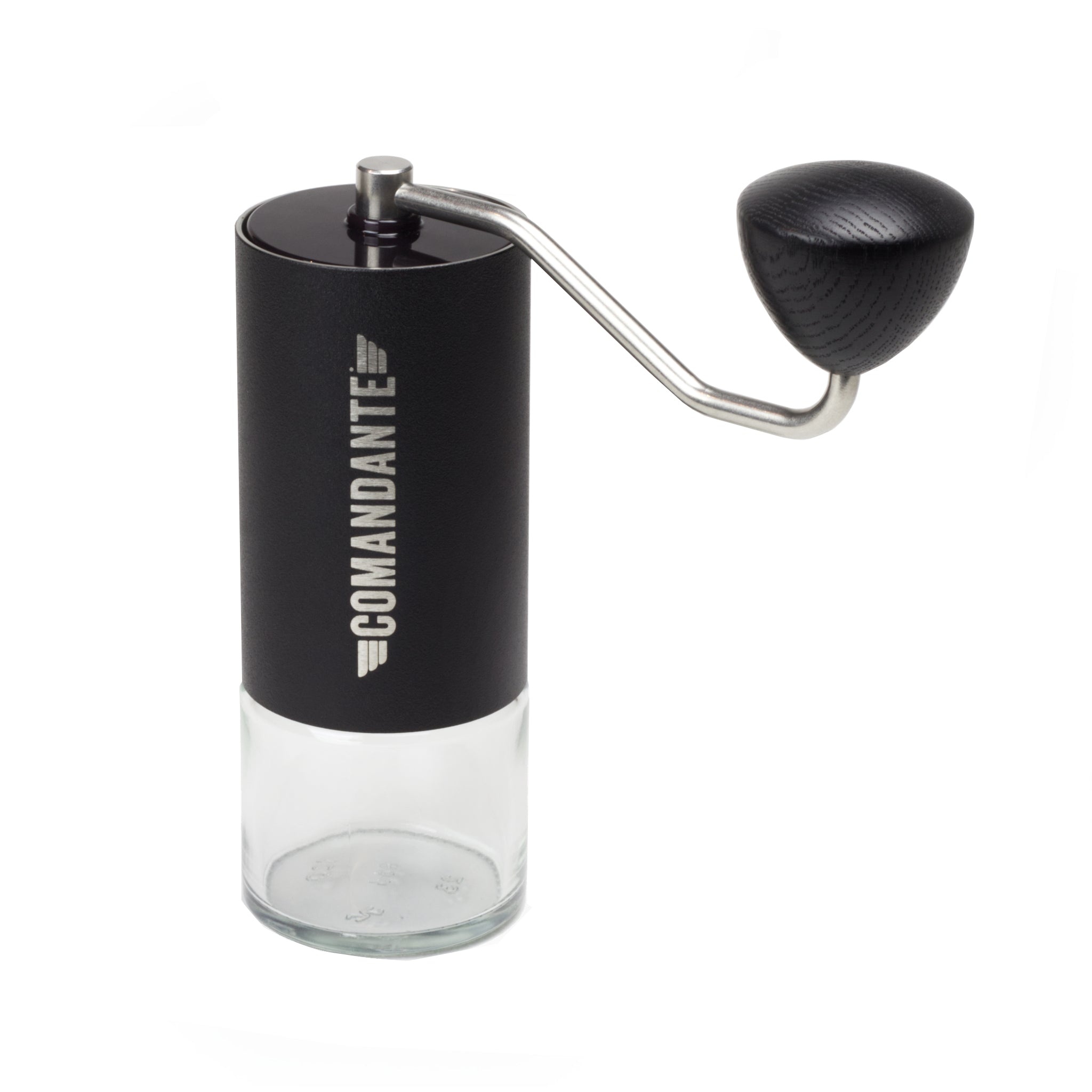 Hero Shot der Comandante C40 MK 3 Nitro Blade Kaffeemühle in schwarz mit silbernem Logo und transparentem Mahlgutbehälter aus Glas.