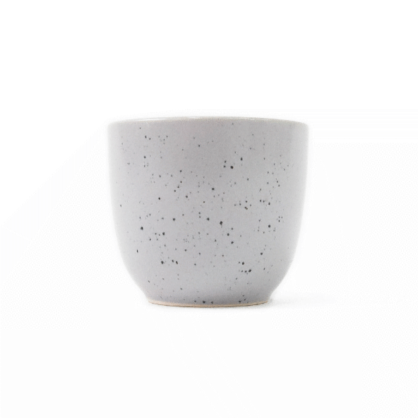 Tasse von Aoomi Studio der Reihe "Haze" für 170 ml Kaffee. Farben: dunkelgrau mit schwarzen Punkten.