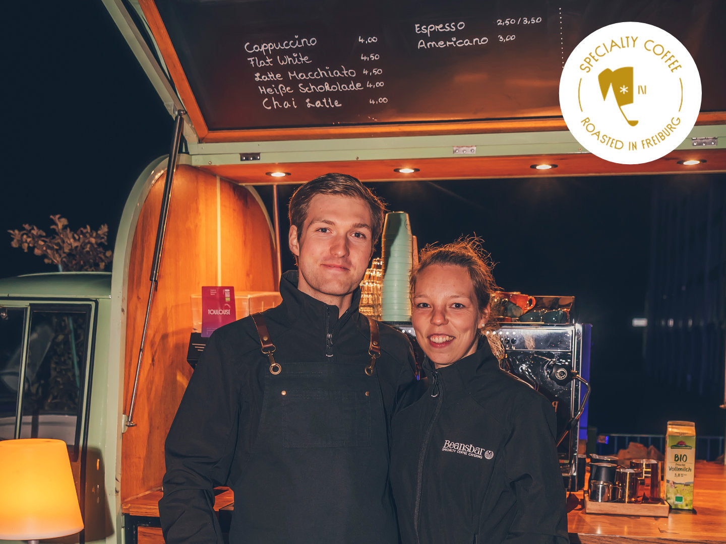 Joscha Schaumann mit Frau Ida vor der Kaffeeape von Beansbar.