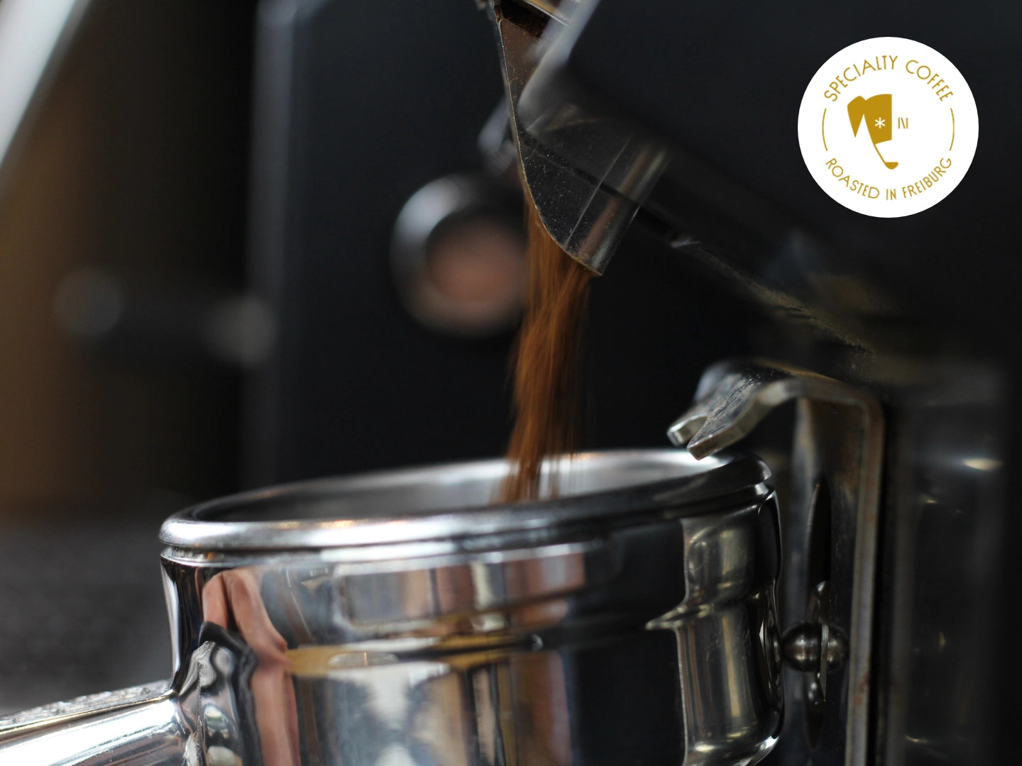 Titelbild zum Blogartikel über das Dial-in für Espressomühlen. Zu sehen ist, wie Kaffeemehl in einen Siebträger gleitet.