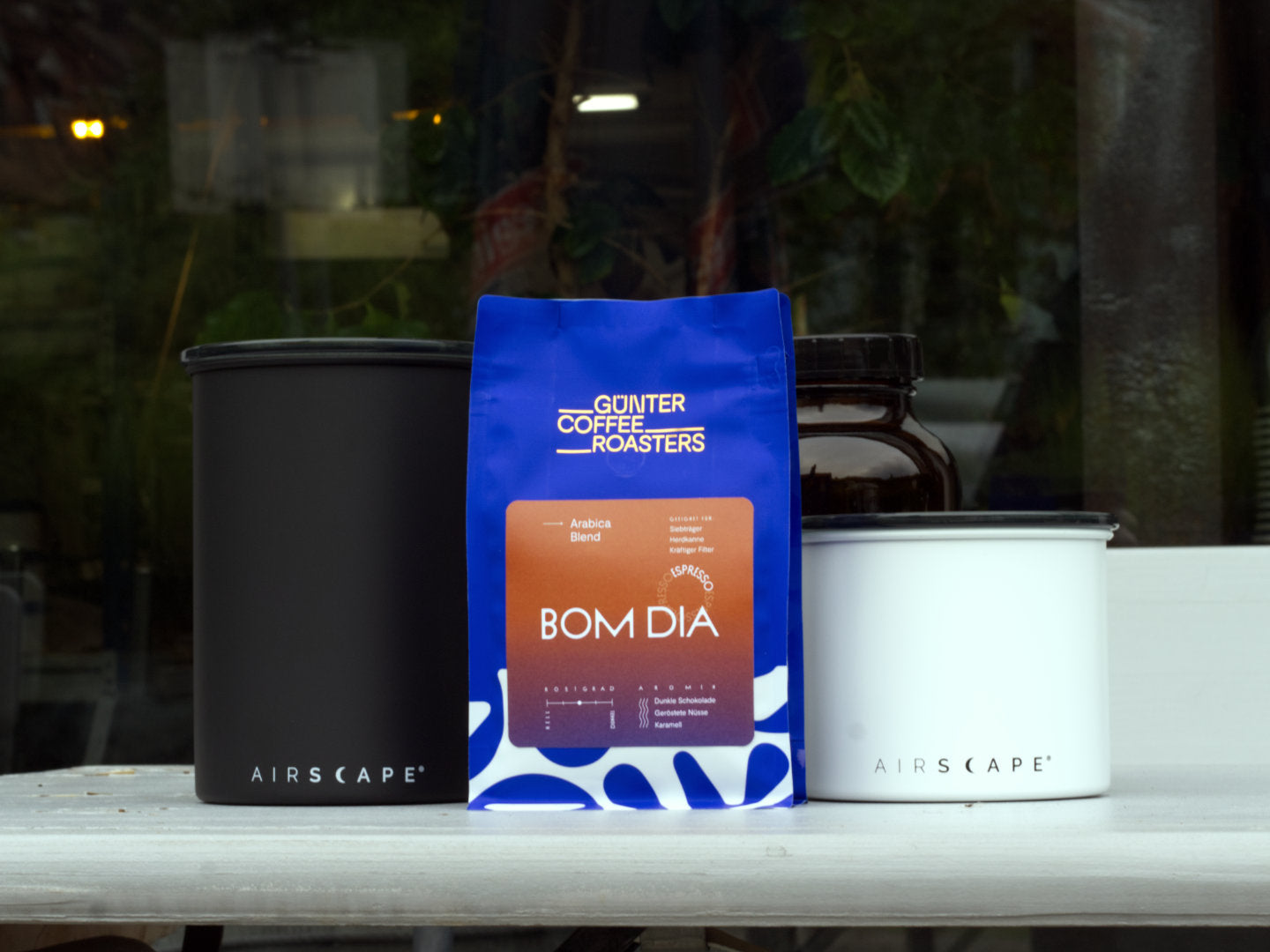 Kaffeepackung Bom Dia mit zwei Airscape-Aufbewahrungsdosen. Titelbild des Beitrags.