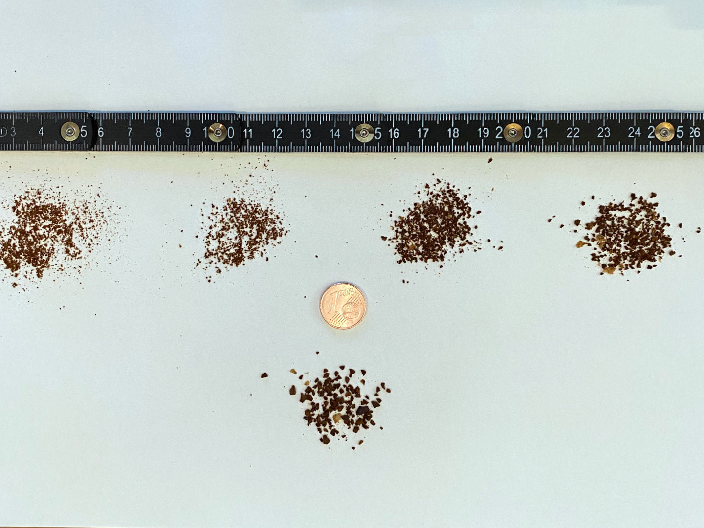 Kaffee-Mahlgrade für verschiedene Zubereitungsmethoden von fein bis grob. Zu sehen ist gemahlener Kaffee für Siebträgermaschine, Herdkanne, AeroPress, Handfilter und French Press (Stempelkanne).