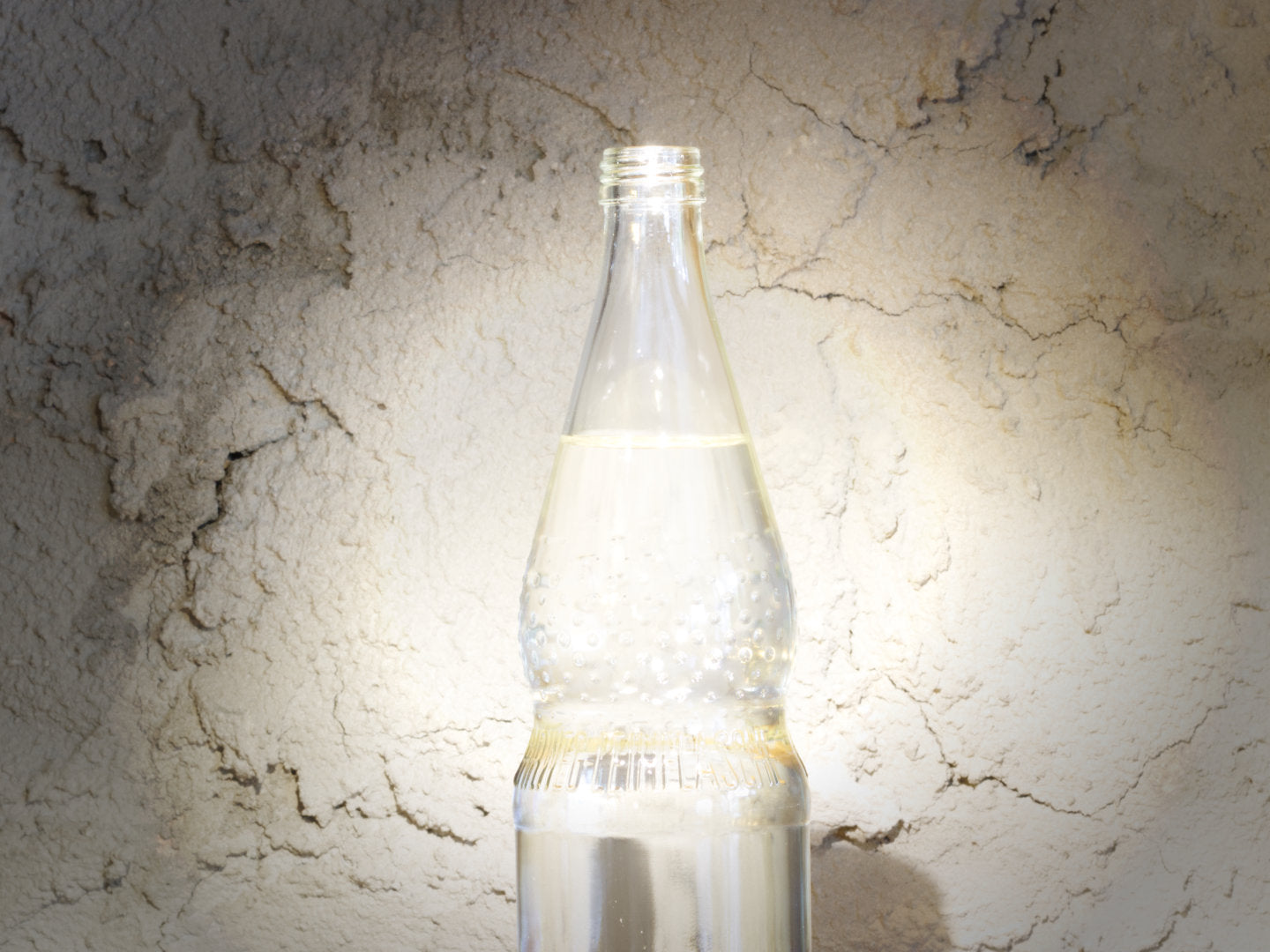 Titelbild zum Artikel über Wasser für die Kaffeezubereitung. Zu sehen ist eine hell erleuchtete Glaswasserflasche.