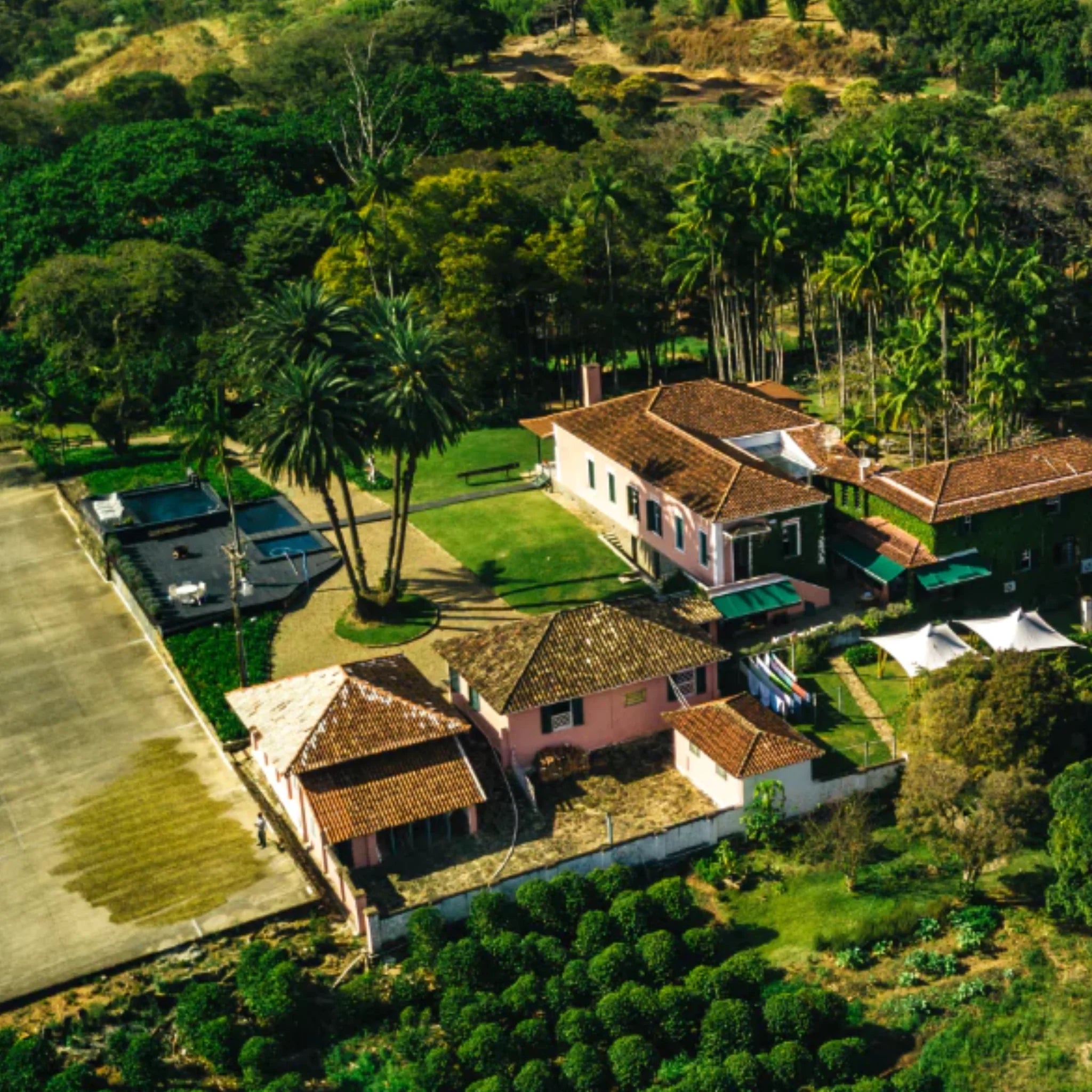 Bild von Häusern auf der Farm Santa Alina in Brasilien von oben aufgenommen.