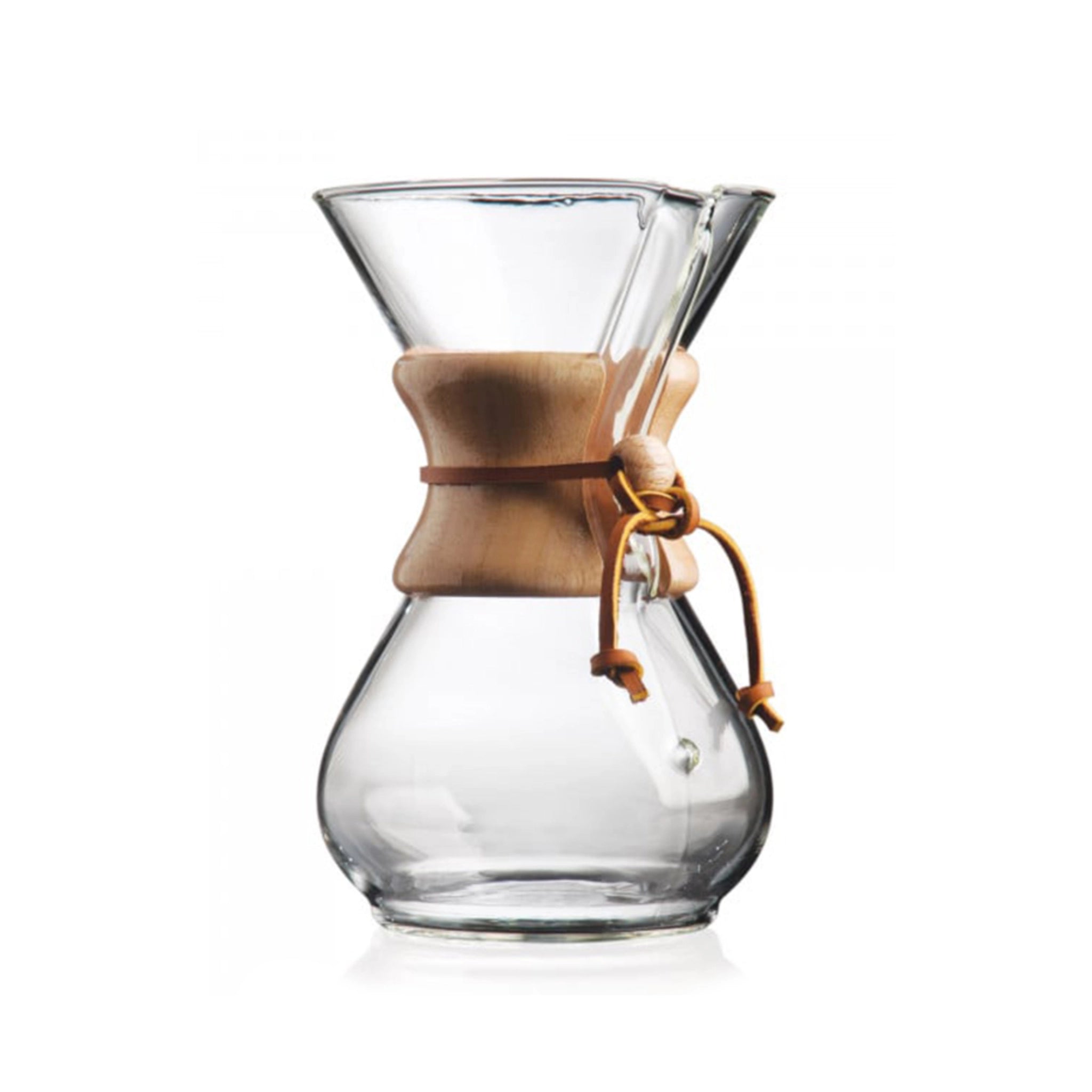 Produktbild der Chemex Glaskaraffe vor weißem Hintergrund (Hero Shot). Das Design erinnert an eine Sanduhr die oben offen ist. Am schmalen Teil ist eine Holumanschette angebracht, die mit einem Lederband gesichert ist. Version für 6 Tassen Kaffee.