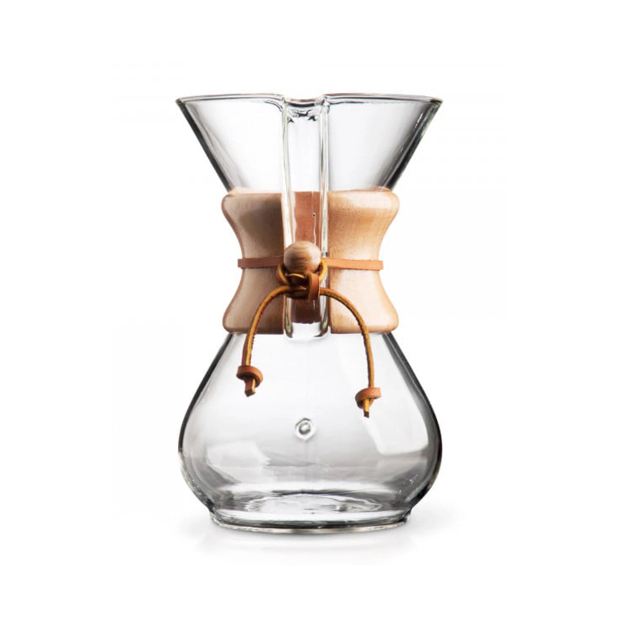 Produktbild der Chemex Glaskaraffe vor weißem Hintergrund (Hero Shot). Das Design erinnert an eine Sanduhr die oben offen ist. Am schmalen Teil ist eine Holumanschette angebracht, die mit einem Lederband gesichert ist. Version für 6 Tassen Kaffee.