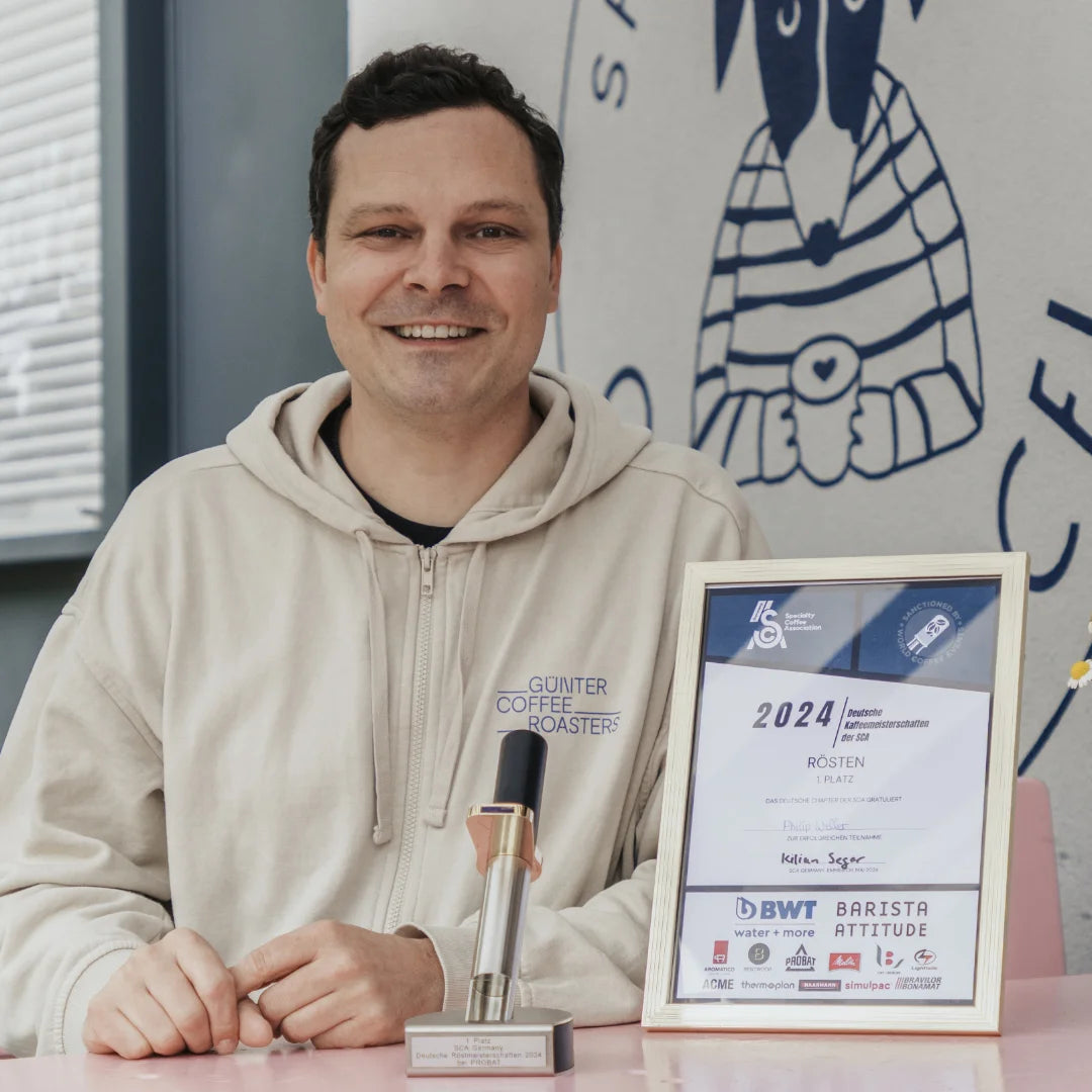 Philip Weller mit Trophäe der deutschen Röstmeisterschaft 2024.