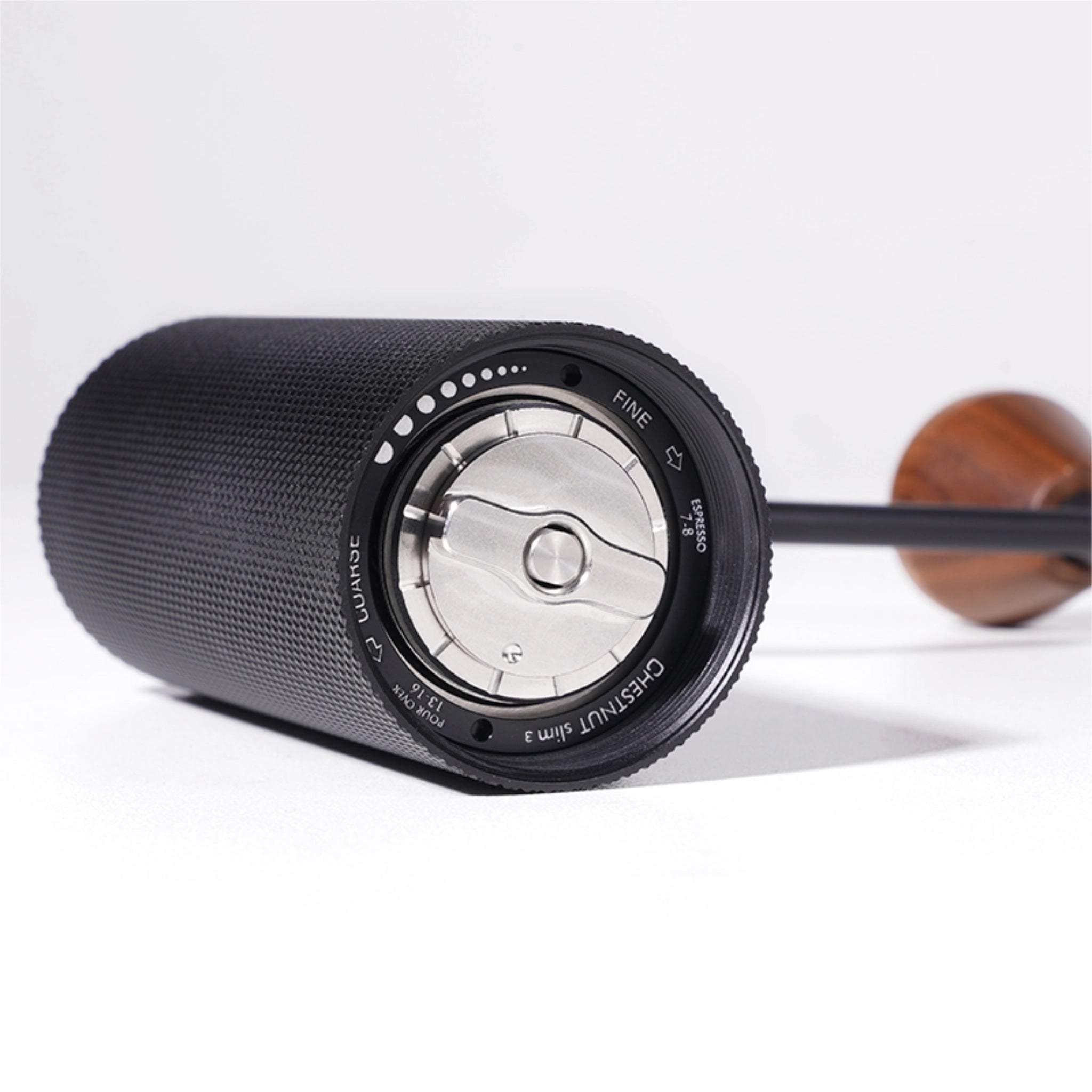 Produktbild der Mahlgrad-Einstellung der Kaffeemühle Timemore Chestnut Slim 3 in schwarzem Aluminium-Finish. 