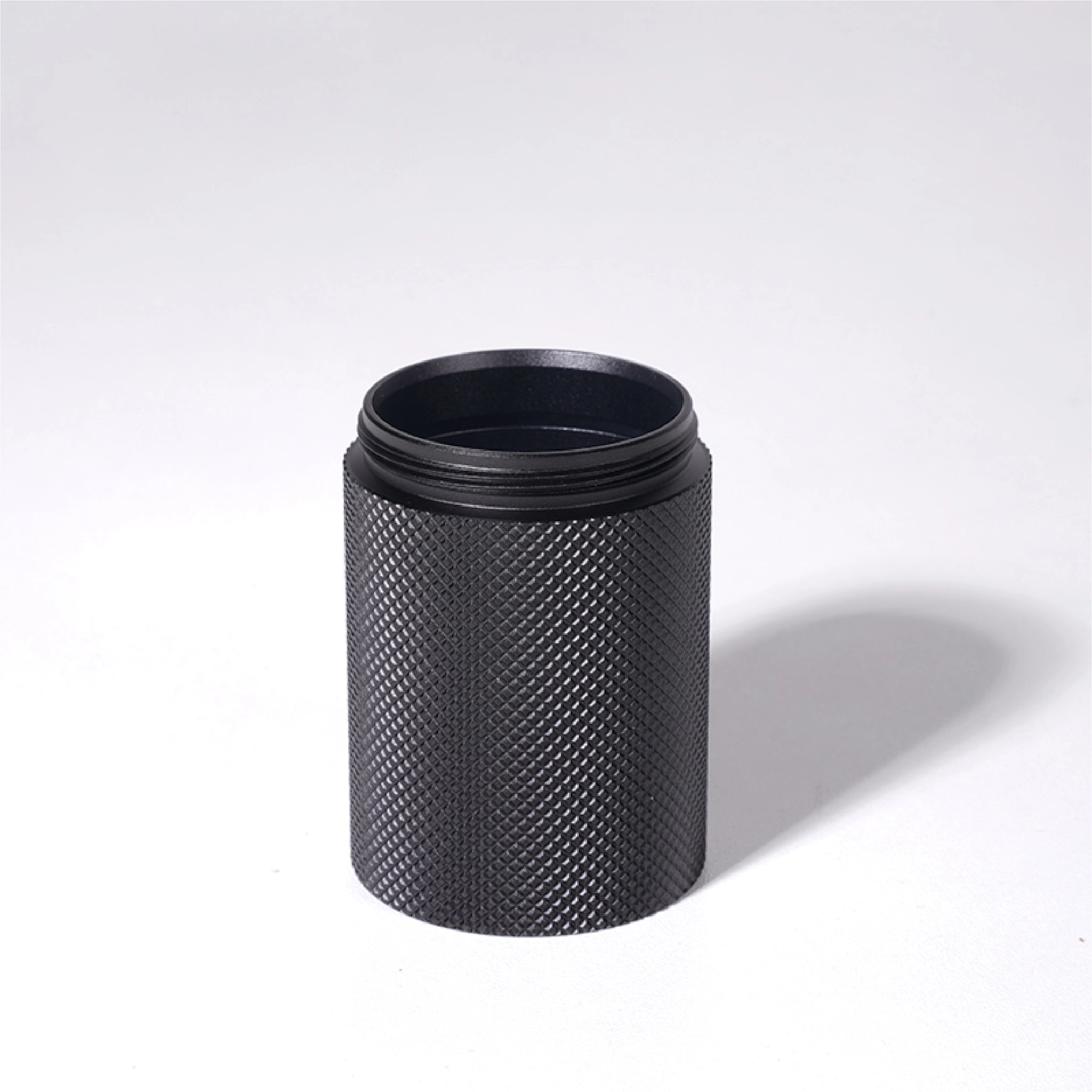 Produktbild des Mahlgutbehälters der Kaffeemühle Timemore Chestnut Slim 3 in schwarzem Aluminium-Finish. 