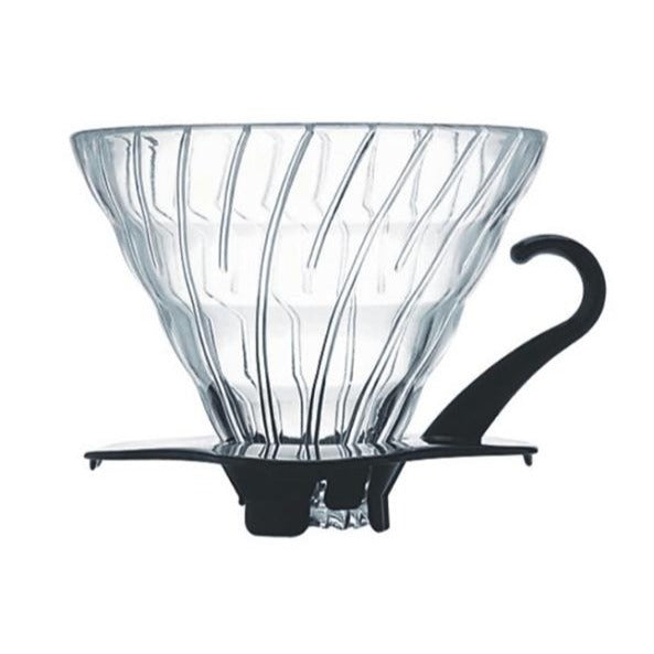 Produktbild Hario V60 02 Glass Dripper mit schwarzem Plastikteil zum Auflegen auf die Kaffeekanne. Weißer Hintergrund (Hero Shot).