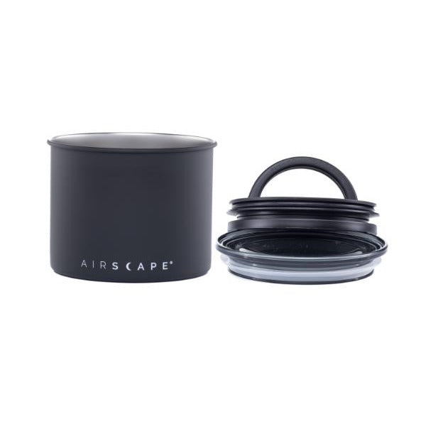 Airscape Aromadose in schwarz für 250 g Kaffee mit danebenliegendem Schließmechanismus, bestehend aus Vakuumventil und Deckel.