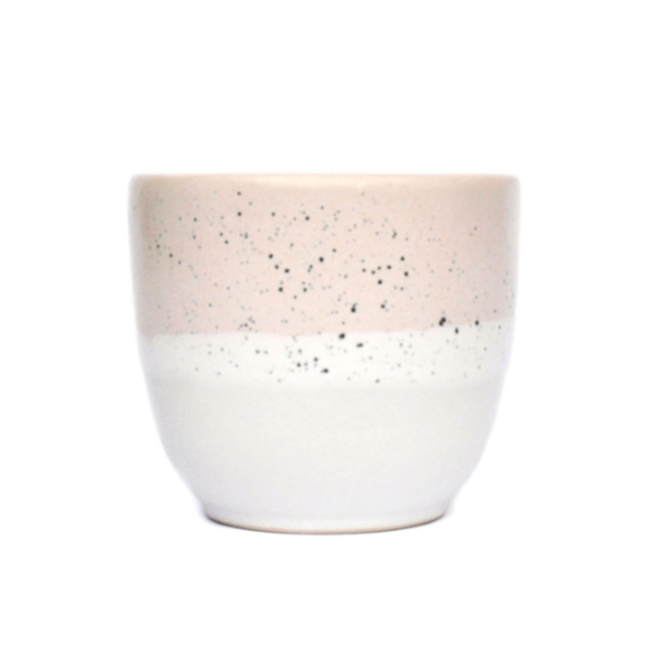 Tasse von Aoomi Studio der Reihe "Dust" für 170 ml Kaffee. Farben: hellgrau, weiß, creme und schwarze Punkte.