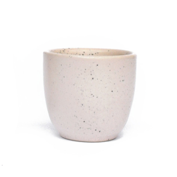 Tasse von Aoomi Studio der Reihe "Dust" für 80 ml Kaffee. Farben: creme und schwarze Punkte.