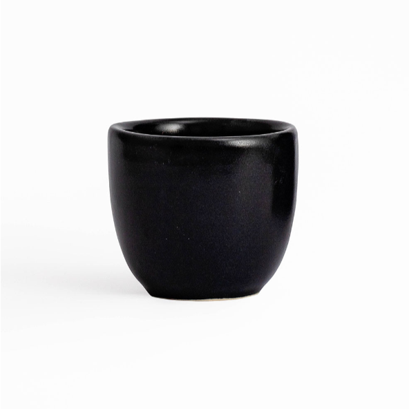 Tasse von Aoomi Studio der Reihe "Luna" für 170 ml Kaffee. Farbe: schwarz.
