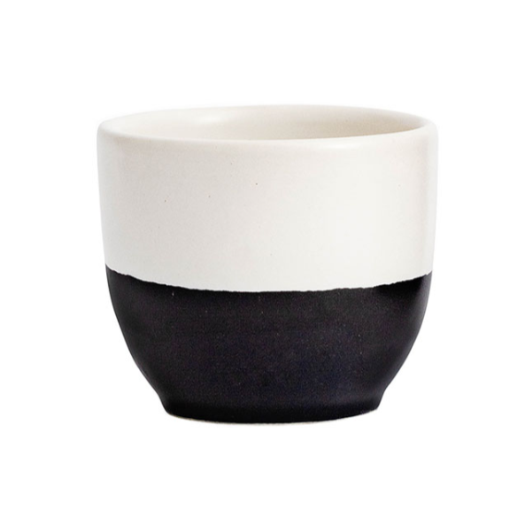 Tasse von Aoomi Studio der Reihe "Luna" für 250 ml Kaffee. Farben: weiß und schwarz.