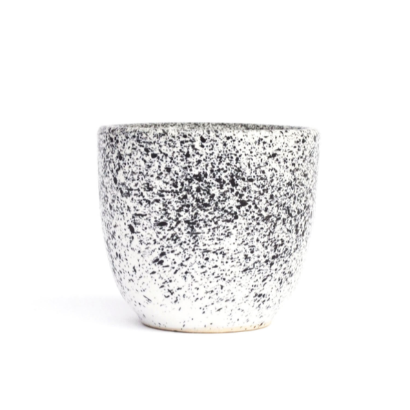 Tasse von Aoomi Studio der Reihe "Mess" für 170 ml Kaffee. Farben: weiß mit schwarzen Punkten; Vogeleioptik.