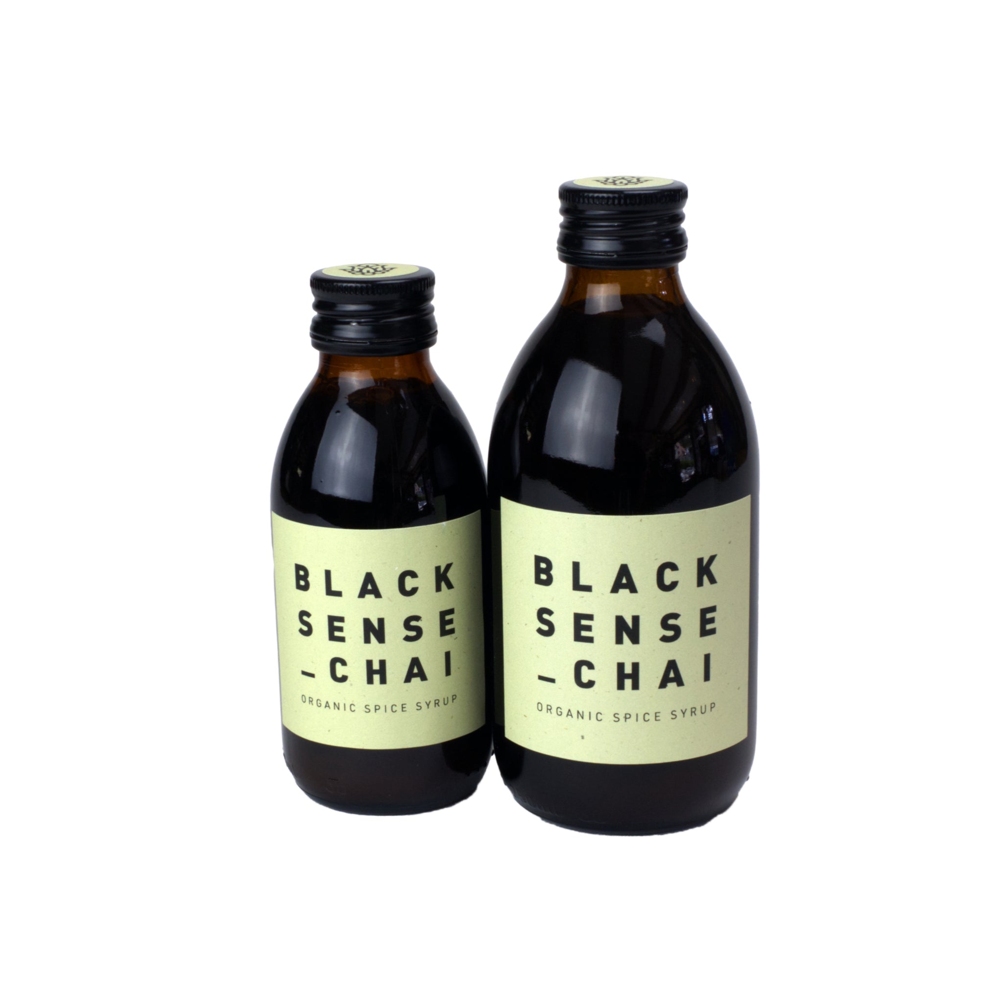 Black Sense Chai Flaschen in 150 ml und 250 ml nebeneinander. Braune Flasche mit hellgelbem Etikett.