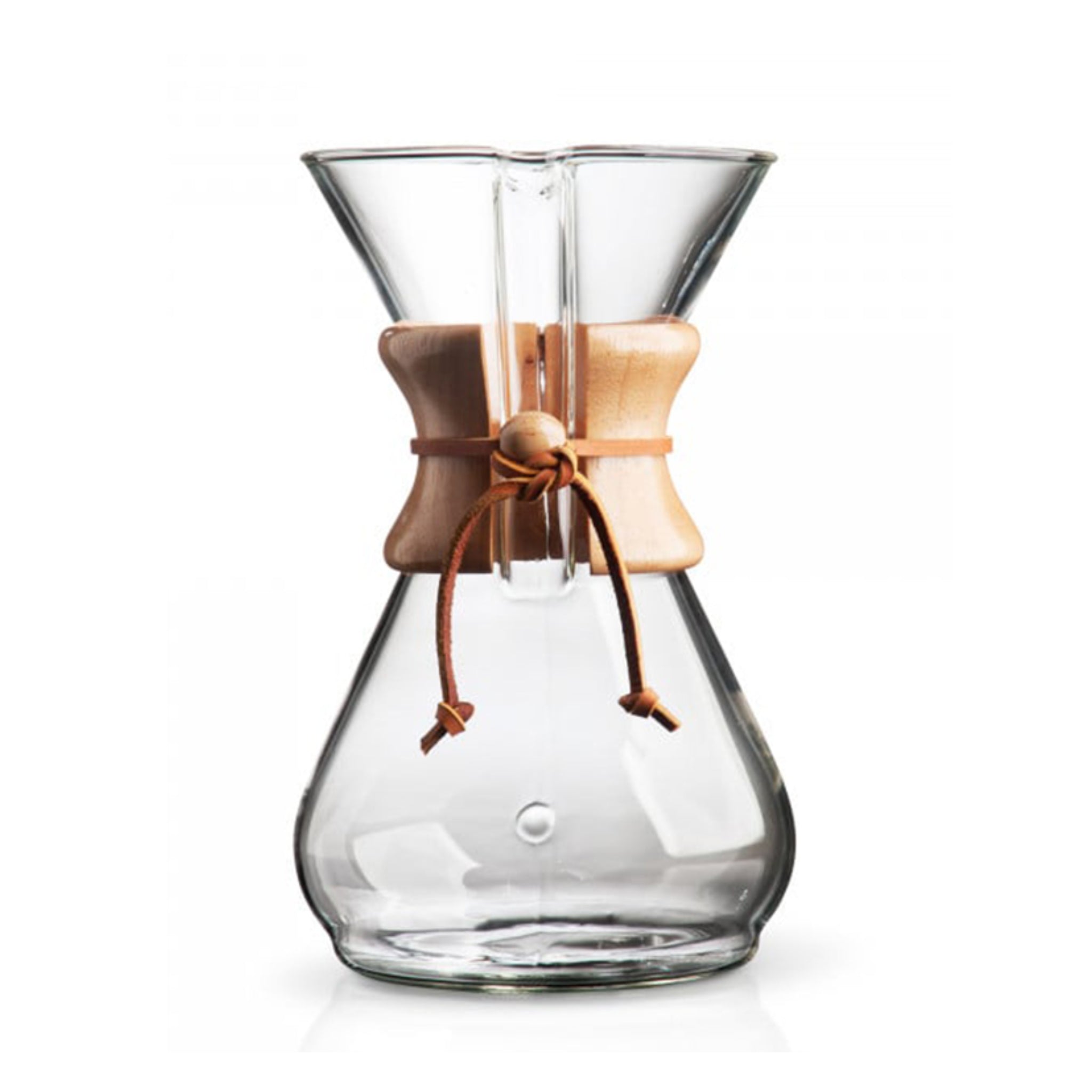 Produktbild der Chemex Glaskaraffe vor weißem Hintergrund (Hero Shot). Das Design erinnert an eine Sanduhr die oben offen ist. Am schmalen Teil ist eine Holumanschette angebracht, die mit einem Lederband gesichert ist. Version für 8 Tassen Kaffee.