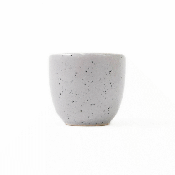 Tasse von Aoomi Studio der Reihe "Haze" für 80 ml Kaffee. Farben: dunkelgrau mit schwarzen Punkten.