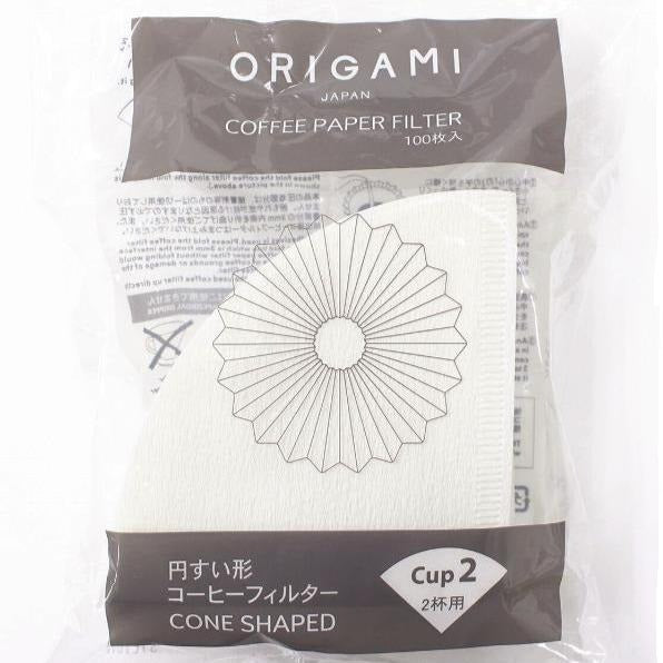 Produktfoto Origami Coffee Paper Filter 100 Stück für zwei Tassen Kaffee. Filter in Plastikverpackung vor weißem Hintergrund (Hero Shot).