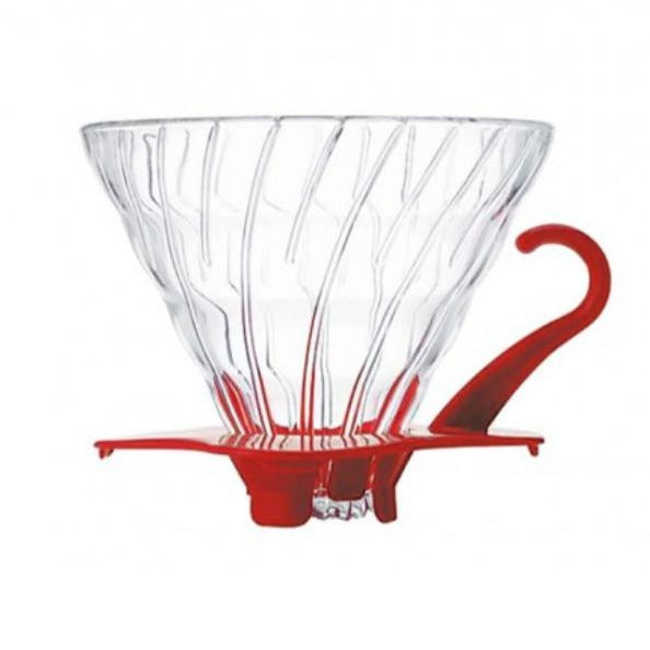 Produktbild Hario V60 02 Glass Dripper mit rotem Plastikteil zum Auflegen auf die Kaffeekanne. Weißer Hintergrund (Hero Shot).