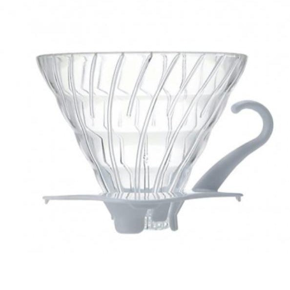 Produktbild Hario V60 02 Glass Dripper mit weißem Plastikteil zum Auflegen auf die Kaffeekanne. Weißer Hintergrund (Hero Shot).